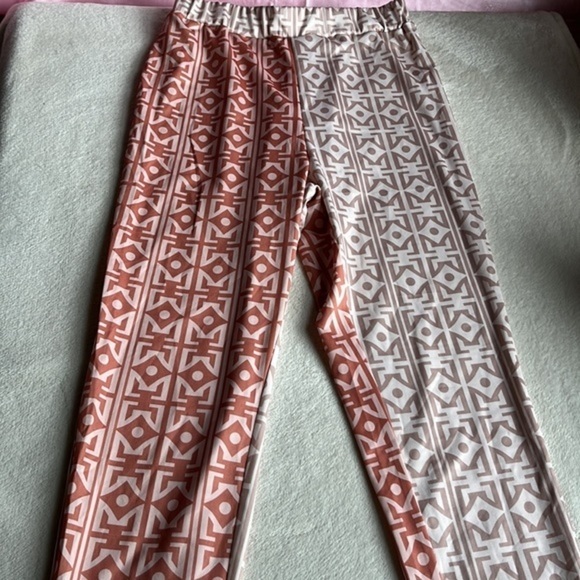 Colorful Splitz: The Silky Sensation of Two-Tone Pants! Medium Size - Picture 2 of 3